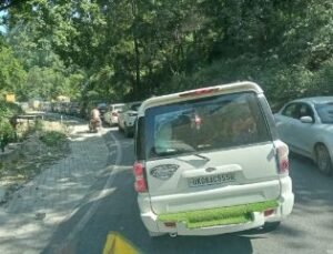 देहरादून2अक्टूबर24*दून हाईवे पर जंगल के बीच गाड़ी खराब हो जाने से ट्रैफिक व्यवस्था फिर बाधित,*