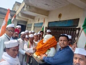 मुगलसराय2अक्टूबर24*गांधी जी व शास्त्री जी की जयंती पर माल्यार्पण कर पुष्पांजलि अर्पित की गई।