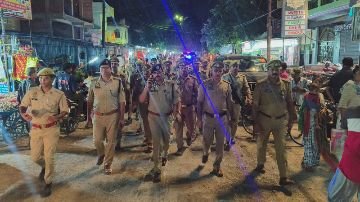 कानपुर नगर3अक्टूबर24*सड़कों को अतिक्रमण मुक्त रखते हुए यातायात व्यवस्था सुगम रखने हेतु पैदल गश्त व आवश्यक दिशा निर्देश दिए गए।*