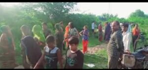 झांसी 2 अक्टूबर 2024*40 वर्षीय गांव के ही एक व्यक्ति को फांसी के फंदे पर पेड़ से लटका।