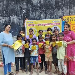 गाजियाबाद3अक्टूबर24*नवरात्रि के शुभ अवसर पर आराध्या फाउंडेशन के द्वारा बच्चो को उपहार भेट किए गए।