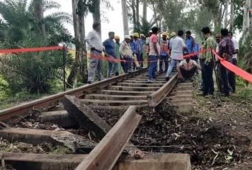 राँची2अक्टूबर24*झारखंड में पटरी को बम से उड़ाया, फंस गईं मालगाड़ियां; 40 मीटर दूर गिरा टूटा हुआ हिस्सा राँची2अक्टूबर24*झारखंड में पटरी को बम से उड़ाया, फंस गईं मालगाड़ियां; 40 मीटर दूर गिरा टूटा हुआ हिस्सा