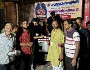 बिजनौर4अक्टूबर24*अंतर्राष्ट्रीय वैश्य महासम्मेलन युवा इकाई ज़िला बिजनौर ने अग्रसेन जयंती पर प्रसाद वितरण किया