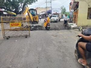 अनूपपुर4अक्टूबर24*सड़कों के गड्ढे भरने (पैच) कार्य प्रारंभ, जिला स्तरीय समिति की बैठक में सदस्यों ने कलेक्टर हर्षल पंचोली से की थी मांग।