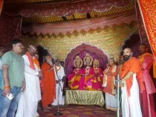 अयोध्या5अक्टूबर24* रामलीला के मंच पर पुरोहित राजेश महाराज का हुआ भव्य स्वागत