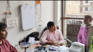 कानपुर नगर5अक्टूबर24*जसोदा डे केयर में मरीजों को सेवाएं प्रदान कर रहे डॉ अजीत।