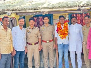 झांसी7अक्टूबर2024*देवरी पुलिस चौकी पर तैनात रहे कांस्टेबल का स्थानांतरण हो जाने पर दी गई विदाई।