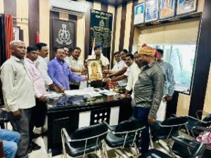 लखनऊ7अक्टूबर24* प्रधान संघ ने मिलकर एसीपी रजनीश वर्मा को किया सम्मानित..