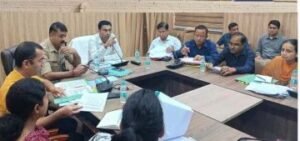 देहरादून8अक्टूबर24*अधिकारियो पर गरजे डीएम साहब, बोले सरकारी भूमि मुक्त करे,