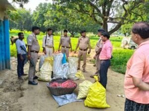 कौशाम्बी8अक्टूबर24*अवैध पटाखा गोदाम से चार बोरी बारूद बरामद*