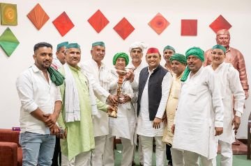 लखनऊ9अक्टूबर24*-सपा राष्ट्रीय अध्यक्ष एवं पूर्व मुख्यमंत्री अखिलेश यादव से मिला किसान यूनियन का प्रतिनिधि मंडल