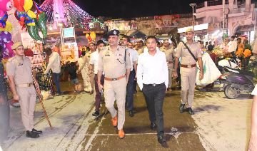 अयोध्या10अक्टूबर24*दुर्गा पूजा चरम पर। देर रात कमिश्नर और आईजी रेंज ने महानगर के कई दुर्गा पंडालों का किया निरीक्षण, पूजा। अयोध्या10अक्टूबर24*दुर्गा पूजा चरम पर। देर रात कमिश्नर और आईजी रेंज ने महानगर के कई दुर्गा पंडालों का किया निरीक्षण, पूजा।