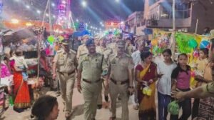 कानपुर नगर11अक्टूबर24*सड़को को अतिक्रमण मुक्त एवम यातायात व्यवस्था सुगम रखने हेतु पैदल गश्त किया गया