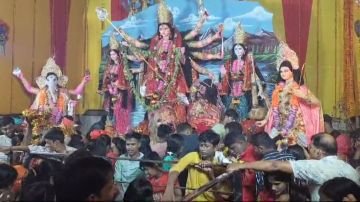 भागलपुर13अक्टूबर24*महाअष्टमी पूजा मैं महिलाएं पुरुष आज सुबह तीन बजे से ही मां जगदंबा की पूजा अर्चना में