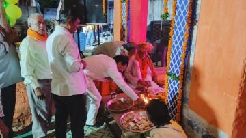 मथुरा14अक्टूबर24*गोवर्धन स्थित चामुंडा देवी के मंदिर पर जागरण सहित लोगो को प्रसाद वितरण किया