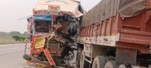 कौशाम्बी13अक्टूबर24*दो ट्रकों की हुई जोरदार भिड़ंत*