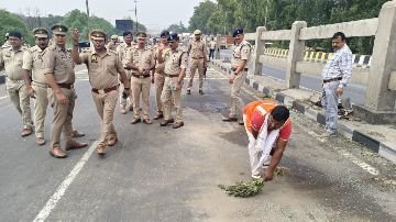 कानपुर नगर14अक्टूबर24*दो ट्रकों के बीच आल्टो सबार ड्राइबर समेत 5 लोगो की दबकर मौत