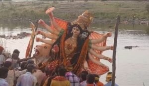 मिर्जापुर:13 अक्टूबर 24 *बाजे गाजे के साथ माँ दुर्गा और देवी देवताओं की प्रतिमाओं का विसर्जन*