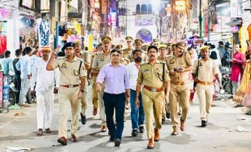 बाराबंकी14अक्टूबर24*त्योहारों के दृष्टिगत कानून व्यवस्था बनाये रखने के लिए पैदल गश्त किया गया।