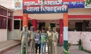 मथुरा 15 अक्टूबर24*थाना रिफाइनरी द्वारा भीडभाड वाले इलाके / बाजार से मोबाइल फोन चोरी करके भागने वाले 02 शातिर चोर गिरफ्तार