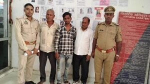 मथुरा15अक्टूबर24* 03 अभियुक्तगण को चोरी की एक मोटर साइकिल मय एक अवैध चाकू सहित किया गिरफ्तार