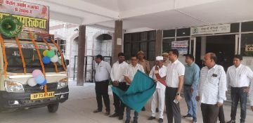 कौशाम्बी15अक्टूबर24*फसल अवशेष प्रबन्धन प्रचार-प्रसार वाहनों को डीएम ने किया रवाना*