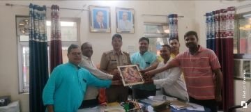 रायबरेली15अक्टूबर24*उत्कृष्ट कार्य के चलते व्यापारियों ने कोतवाली प्रभारी को किया सम्मानित