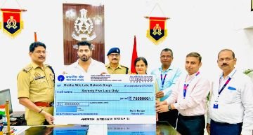 बाराबंकी16अक्टूबर24*75 लाख रुपये का चेक पुलिस अधीक्षक बाराबंकी द्वारा मृतक पुलिस कर्मी के आश्रित को प्रदान किया गया-*