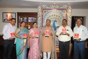 जयपुर16अक्टूबर24* विधानसभा अध्यक्ष वासुदेव देवनानी को पुस्तक की प्रथम प्रति भेंट*