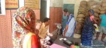 अनूपपुर19अक्टूबर24*जिले के ग्रामीण क्षेत्रों में पंचायत सचिवों की उपस्थिति में किया जा रहा राशन का वितरण