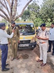 अनूपपुर19अक्टूबर24*बिजूरी में यातायात पुलिस द्वारा स्कूली वाहन चालकों की गई आकस्मिक चेकिंग