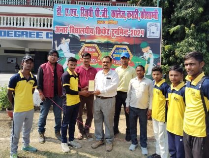 कौशाम्बी21अक्टूबर24*अनुराग कुमार मैन ऑफ द मैच के पुरस्कार से सम्मानित*