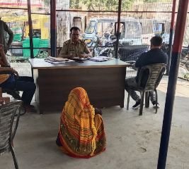 अलीगढ़21अक्टूबर24*अलीगढ़ में महिला को दारोगा ने जमीन पर बैठा कर सुनी फरियाद,