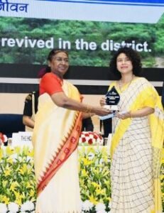 बाँदा22अक्टूबर24*डीएम दुर्गा शक्ति नागपाल को राष्ट्रपति द्रौपदी मुर्मू ने किया अवॉर्ड से सम्मानित*