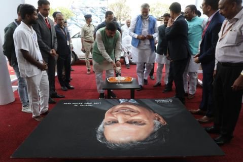 रीवा23अक्टूबर24*मुख्यमंत्री डॉ यादव ने उद्योगपति स्व. श्री स्टार्ट रतन टाटा की रंगोली से बनाए चित्र पर पुष्प अर्पित कर श्रंद्धांजलि दी*