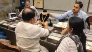 जयपुर23अक्टूबर24*अलवर त्योहारी सीजन शुरू होते ही आभू​षणों की खरीदारी बढ़ी, दिखने में भारी व वजन में हल्के गहनों की डिमांड*