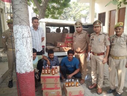 मथुरा23अक्टूबर24*03 अभियुक्तगण को मय अवैध अग्रेजी शराब 15 पेटी (कुल 720 पब्बे) व एक बुलेरो गाडी संख्या CG 07 AX 5604 के साथ किया गिरफ्तार ।*