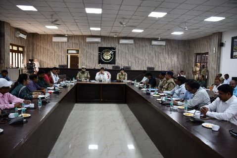 प्रयागराज23अक्टूबर24*जिलाधिकारी की अध्यक्षता में आगामी त्यौहारों को सकुशल ढंग से सम्पन्न कराये जाने के सम्बंध में बैठक सम्पन्न