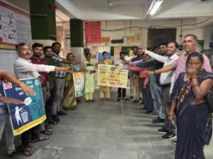 मथुरा24अक्टूबर24*सीएचसी चौमुहाँ पर स्वच्छता की शपथ लेते स्वास्थ्यकर्मी।