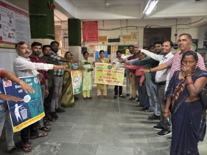 मथुरा24अक्टूबर24*सीएचसी चौमुहाँ पर स्वच्छता की शपथ लेते स्वास्थ्यकर्मी।