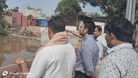 मथुरा24अक्टूबर24*वार्ड नंबर 31 व 44का नगर आयुक्त शशांक चौधरी ने स्थानीय पार्षदों के साथ निरीक्षण किया!
