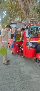 मथुरा26अक्टूबर24*सड़क सुरक्षा पखवाड़ा अभियान के तहत यातायात के नियमों के सम्बंध में जागरुक किया गया।