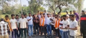 रायबरेली27अक्टूबर24*घटिया निर्माण कार्य से ग्रामीणो में नाराज़गी किया धरना प्रदर्शन