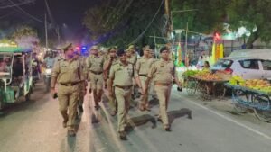 कानपुर नगर28अक्टूबर24*सड़को सड़को पर अतिक्रमण एवम यातायात व्यवस्था सुगम हेतु पैदल गश्त किया गया।