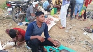 कौशाम्बी28अक्टूबर24*मंदिर परिसर के पास खुले में बिक रहा है मांस*