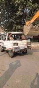 हरदोई29अक्टूबर24*मारुति वैन बाइक में भिड़ंत, पति-पत्नी बेटी की दर्दनाक मौत ,एक राहगीर घायल