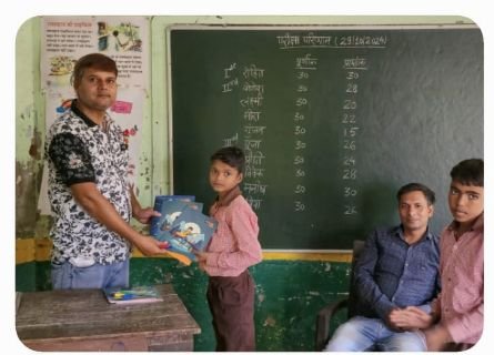 मथुरा29अक्टूबर24*विजेता बच्चों को उपहार देकर सम्मानित करते हुए प्राथमिक विद्यालय के प्रधानाध्यापक