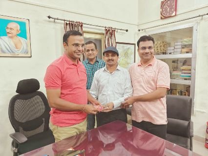 कोटा30अक्टूबर24*जिला कलक्टर को भेंट दिए भगवा दीपक, कुंभकारों को मिलेगा लाभ*