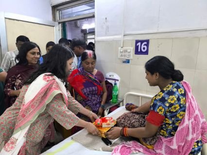 अनूपपुर30अक्टूबर24*कलेक्टर हर्षल पंचोली ने सपत्नीक बाल गृह व जिला चिकित्सालय पहुंच साझा की दीपावली की खुशियां