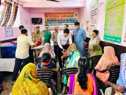 बाराबंकी31अक्टूबर24*मातृ पितृ सदन ‘वृद्धाश्रम’ में मिष्ठान व उपहार वितरित कर दीपावली की शुभकामनाएं दी गयीं-*